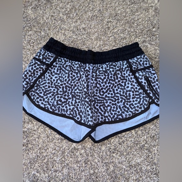 Women’s Lululemon Tracker Short in Ace Spot Tranquil Blue/Black Size 8 - Picture 3 of 15